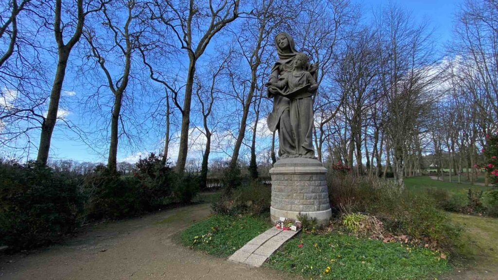 Statue de Sainte-Anne d'Auray dans les jardins du sanctuaire